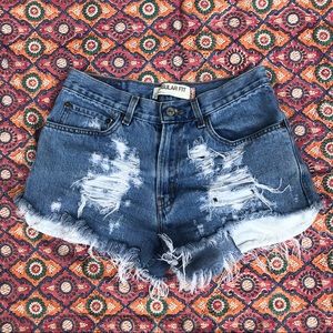 Cut Off Distressed Levi Shorts